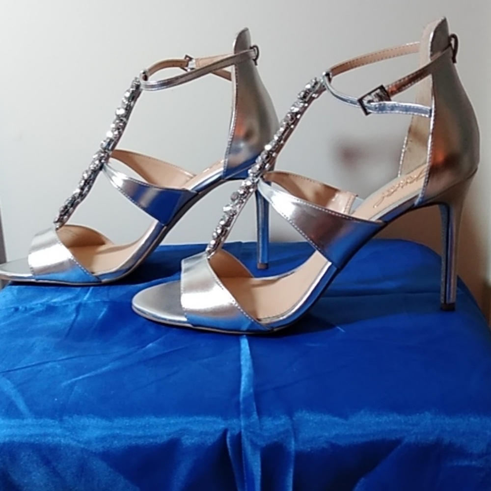 Silver 10 Jewel Badgley Mischka 4" glitzy heels